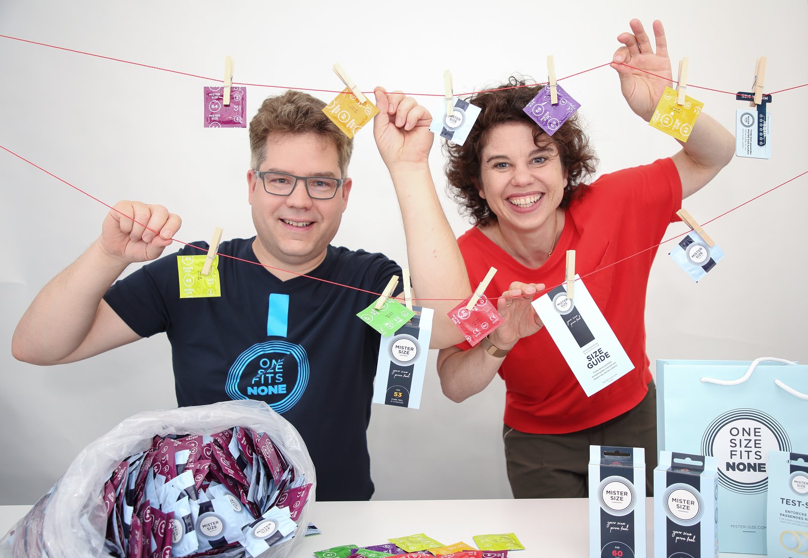 Jan i Eva Krause dyrektorzy zarządzający Vinergy GmbH z prezerwatywami Mister Size