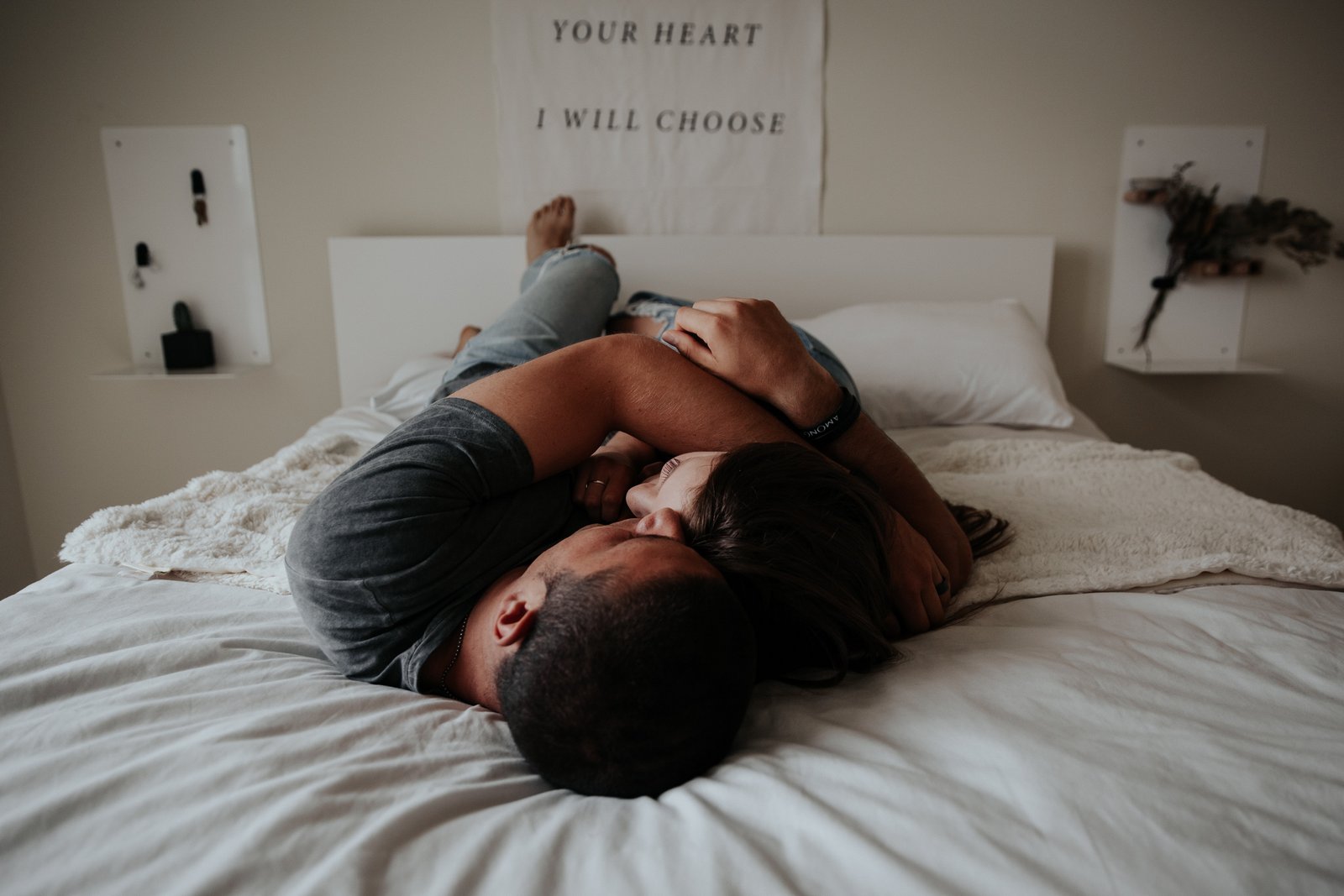 Mężczyzna bez zaburzeń erekcji i problemów z potencją leży w łóżku obok kobiety, oboje przytulają się do siebie.