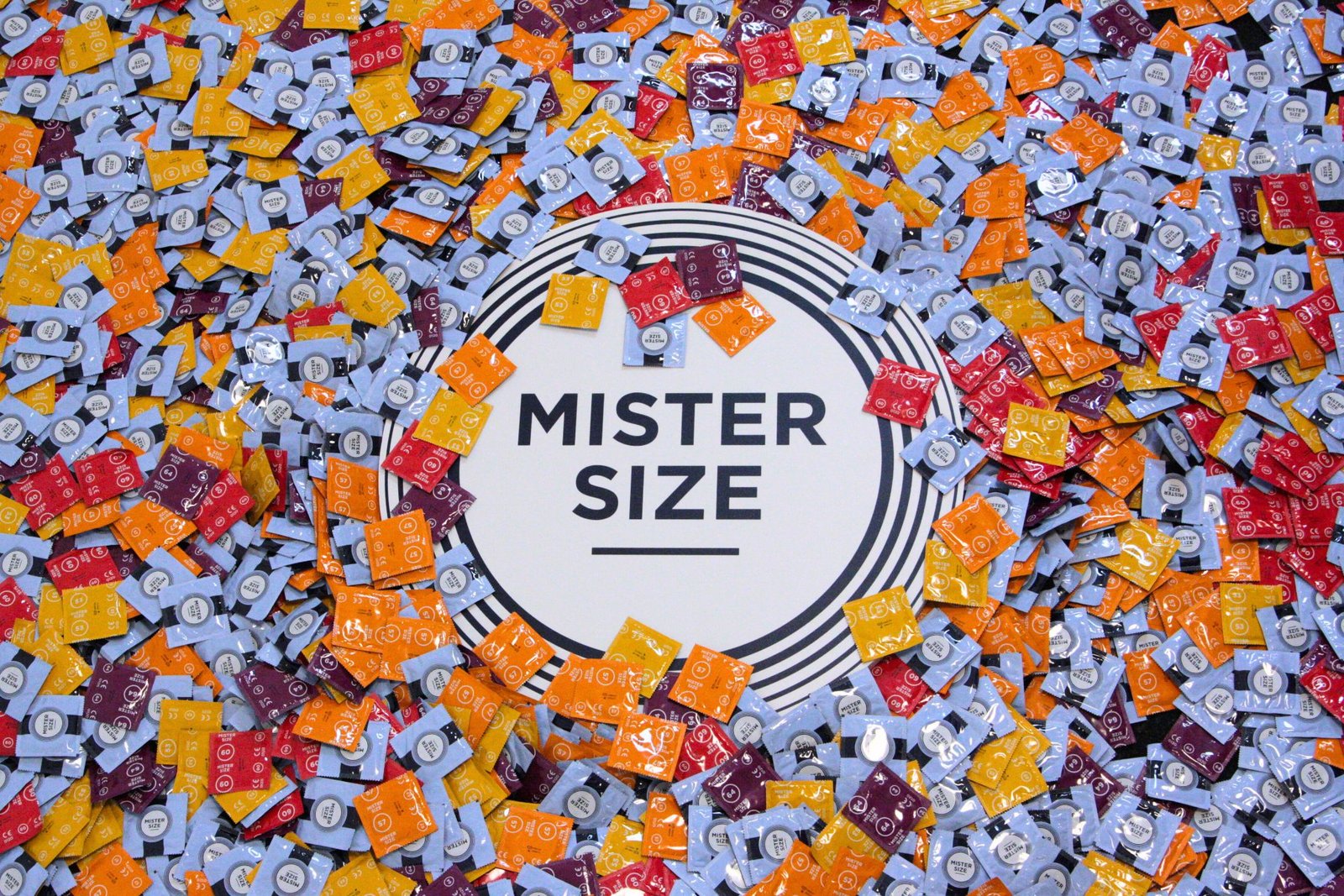 Różne prezerwatywy Mister Size o różnych szerokościach nominalnych