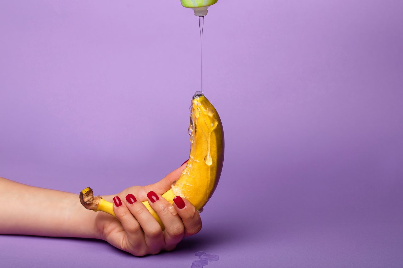 Smarowanie banana trzymanego w jednej ręce.