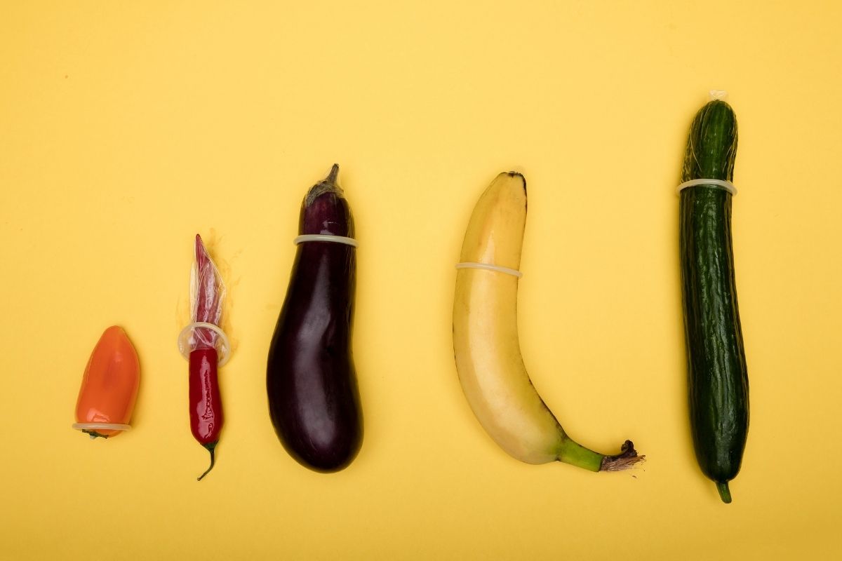 Prezerwatywy na owocach i warzywach różnej wielkości